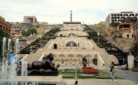Environ 20 000 personnes se sont rassemblées vendredi sur la place centrale d'erevan en soutien au principal candidat d'opposition robert. Erevan La Capitale De L Armenie En 8 Points Armenie
