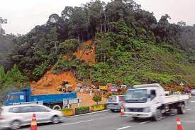 Watch the dramatic escape of this tour bus from the landslide, and take a look at the aftermath! Landslides In Genting Highlands
