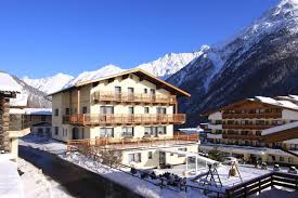 The ski bus stop for sölden and obergurgl is right next to the house. Haus Montjola Solden Osterreich