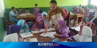 Menteri pendayagunaan aparatur sipil negara dan reformasi birokrasi (menpan rb) tjahjo kumolo memberi sinyal seleksi penerimaan calon pegawai negeri sipil (cpns) apalagi tahun ini dipastikan tidak ada seleksi penerimaan cpns dan pegawai pemerintah dengan perjanjian kerja (pppk). Ramai Soal Pengangkatan Guru Tidak Lagi Melalui Seleksi Cpns Mulai 2021 Benarkah Halaman All Kompas Com