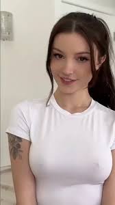 Inked vixen Dainty Wilder's self-fuck fest with a glass cock ...
