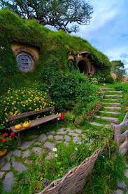 La Maison De Hobbit Maisons Uniques Inspirees Par Le Seigneur Des Anneaux Archzine Fr Maison De Hobbit Maison Earthship Geonef