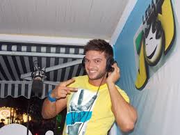 Dorian popa(cel mai bun actor din toate timpurile)are 23 de ani, daca vrei sa vb despre el lasa un mesaj. Dorian Popa Sex Simbol La Numai 24 De Ani Vezi Cum Le A Innebunit Pe Fanele Care Erau Pe Plaja Din Costinesti La Maruta Protv