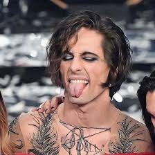 I don't need to live forever As long as I can die in your arms…❤️🎶  🌹🌹Damiano David🌹🌹 Mars🪐🪐🪐