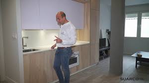 Casa habitación con mesa comedor nevera menaje horno cartoonic. Cocina Moderna Abierta Al Salon Con Isla Mesa Alucinante Sin Tiradores Encimera Dekton Zenith Youtube