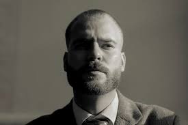 Han er inspireret af Charlie Kirk og Nigel Farage. Nu er han ansigtet på et  dansk ungdomsoprør fra højre