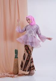 Ada cukup banyak model baju kondangan terbaru yang bisa menjadi opsi menarik untuk anda kenakan. Review Baju Pesta Muslim Dengan Rok Batik Model Mermaid Bukareview