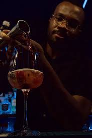 Surprenez votre équipe dans une initiation à la mixologie, réalisez des  cocktails uniques et dégustez-les avec du saumon