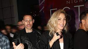 טאמטה (he) cantante griega (es); Tamta Paris Kasidokwstas To Stylish Zeygari Se Bradinh E3odo Bovary