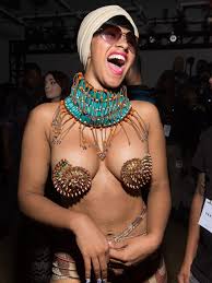 Полегче, Карди! Самые голые фото звезды