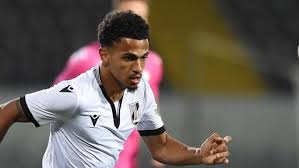 Edwards joined the academy system at tottenham hotspur at the age of eight and progressed through the ranks. A Bola Leao Negoceia Marcus Edwards Sporting