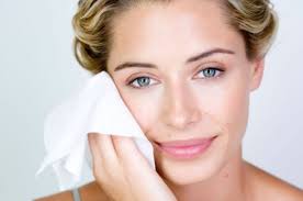 5 أسباب لعدم استخدام المناديل المبللة على الوجه