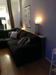 leuke sidetable achter de bank tafel achter bank achter bank thuis woonkamer