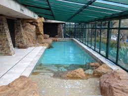 sculpture de faux rochers en mortier teinte avec des pigments naturels decoration de piscine et jardins paysages d pool house plans garden swimming pool pool