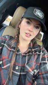 Hannah Burd's Instagram, Twitter & Facebook