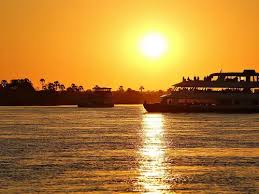 Du thuyền ngắm hoàng hôn trên sông Zambezi | Trip.com