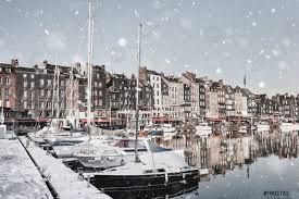 Honfleur mit seinen gut erhaltenen schiefergedeckten fachwerkhäusern, den schmalen gassen und seinem alten hafen ist zeuge einer glorreichen vergangenheit. Honfleur Hafen In Der Normandie Frankreich Im Winter Foto Vorratig Crushpixel