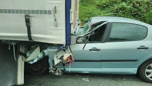 Jun 23 2020 ce mardi matin vers 11 h 30 un accident sest produit sur lautoroute e42 en direction de tournai. Spectaculaire Accident Sur L Autoroute A 64 Ladepeche Fr