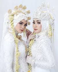 Ia anggun memikat dengan kebaya beludru hitam panjang. 40 Inspirasi Model Baju Pengantin Adat Jawa Terbaru 2020