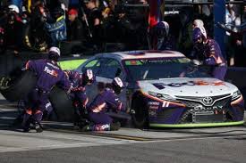 This had to be one of the biggest, blown out of proportion, non stories that they will not give any indication whatsoever how many lug nuts are tight/not tight, on/not on. Going To One Nut Nascar S Not Crazy Independenttribune Com