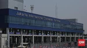 Deru mesin dan kepulan debu saling menyatu. Gaji Tinggi Menteri Rini Bingung Pekerja Jict Masih Mogok