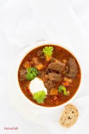 Rezept Fur Deftige Klassische Gulaschsuppe Wie Von Mutti Hausmannskost Rezept Gulaschsuppe Rezepte Gulasch Gulaschsuppe