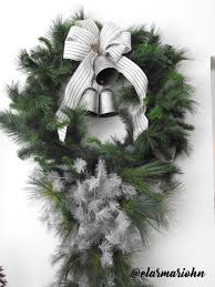 Decoracion Navidena Guirnalda Verde Con Cinta Blanca Rayada Campanas Y Ramas Plateadas Christmas Decor Green Chirst Christmas Wreaths Holiday Decor Navidad