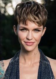 Elizabeth Renfro's Instagram, Twitter & Facebook