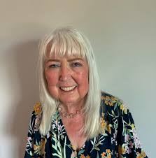Hi I'm Elaine and I live in Wales, UK. I retired at 65, from teaching. I'm  now 71 (a few days ago). Since retiring I've taken up sewing (quilting) and  Art (painting).