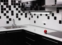 Di sini datanglah bantuan jubin di dinding belakang dapur. Jubin Untuk Dapur
