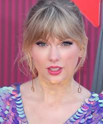 Apr 10, 2020 · in this picture, taylor swift has coloured her hair pink, right at the tips. Taylor Swift Wears Pink Hair On The Red Carpet