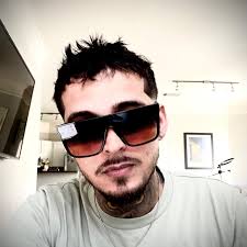 How to find a handyman in Las Vegas to hang wall art?