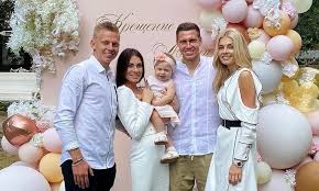 Впрочем, само торжество состоялось 24 августа 2020 года, в киеве. Aleksandr Zinchenko Stal Krestnym Otcom Docheri Nikolaya Matvienko Foto á‰ Ua Futbol
