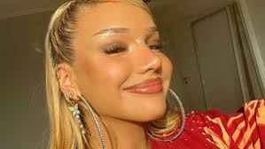 Maybe you would like to learn more about one of these? Ubertrieben Stolz Shirin David Wirbt Fur Rihannas Marke Promiflash De