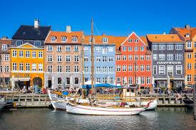Dánsko je evropská země, ležící na severu evropy, ačkoli je zahrnována do klasické definice oblasti skandinávie, respektive mezi skandinávské státy, neleží na skandinávském. Danske KraÄ¾ovstvo