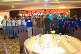 Wajib menjunjung hukum dan pemerintahan dengan asas persamaan kedudukan dengan tidak ada kecualinya (pasal 27 ayat 1). Forum Dialog Wawasan Kebangsaan Melalui Peningkatan Kesadaran Hak Dan Kewajiban Warga Negara Bagi Generasi Muda Kodim 0723 Klaten