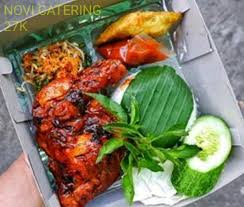 Aroma harum dari nasi dibungkus daun pisang yang dibakar semakin nikmat saat dipadu ayam kemangi. Jual Ayam Goreng Kalasan Dan Ayam Bakar Nasi Box Nasi Kotak Kelapa Gading Catering Di Lapak Novi Catering Bukalapak