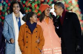 Familie von barack obama (de); Vor Tausenden Von Zuschauern Haben Us Prasident Barack Obama Und Seine Familie Am Donnerstagabend Offiziell Die Weihnachtszeit In Der Nation Eingelautet First Lady Michelle Obama Die Tochter Sasha And Malia Und Us Prasident Barack
