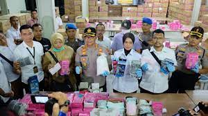 Check spelling or type a new query. Polresta Sidoarjo Gerebek Gudang Repaking Masker Di Safe N Lock Beritalima Com