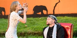 Im schnuckeligen amphitheater im römischen garten in blankenese wird „die wirtin aufgeführt, von der schauspieltruppe „theater n.n.. Sommer Picknick Und Liebeswirren Lustspiel Im Amphitheater In Blankenese Hamburger Morgenpost