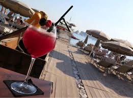 Sirotez Un Cocktail Fruite Sur La Plage 45 En Admirant La Mer Mediterranee Plage Privee Cannes Plage Plage Privee