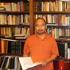 Kur'an'ı anlama çabaları kitabının yazarıdır. Prof Wan Daud Walau Puyuh Mencuri Sayap Elang Dia Tak Bisa Terbang Warta Pilihan