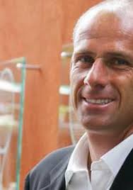 Les femmes rondes aiment se faire mater, elles montrent leurs décolletés à toutes ses gourmandes paires yeux masculines mais aussi féminines. Guy Forget Premiere Fr