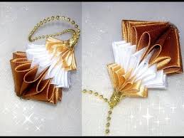 как сделать игрушки на новый год своими руками видео Novogodnie Igrushki Na Yolku Svoimi Rukami Yolochnye Igrushki Fonariki Kanzashi Diy Chr Christmas Snowflakes Ornaments Beaded Christmas Ornaments Fabric Ornaments