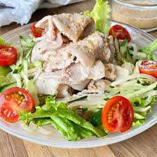 ごま香るピリ辛自家製だれで豚しゃぶサラダ