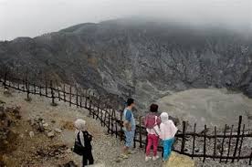 Legenda dari tanah sunda ini mengisahkan tentang asal terbentuknya gunung tangkuban perahu dan beberapa gunung yang mengelilingi kota bandung. Cerita Gunung Tangkuban Perahu Singkat Singkat Cerita Keduanya Menjalin Cinta Dan Suatu Hari Mereka Saling Bersandar Mesra