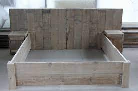 steigerhouten bed met achterwand en twee bijpassende nachtkastjes gemaakt en gefotografeerd door leen de r slaapkamer pinterest bed zelf maken bed hoofdeinden