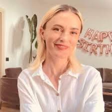 Ciao a tutti 🙂 mi chiamo Nata, ho 37 anni e sono un'insegnante d'inglese  🇬🇧👩🏼‍🏫 con 7 anni di esperienza all'estero Impartisco LEZIONI  D'INGLESE, per aiutarvi a parlare bene, prepararvi per un