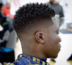 Dans ce nouveau top 100 les hommes noirs et métis sont à l'honneur. Idee Coiffure Description Modele Coiffure Degrade Homme Noir Photo Coupe Afro Garcon Avec Cotes Co Coiffure Degrade Homme Coiffure Homme Coiffures Degradees