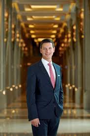 Pada usia delapan tahun, ayah dan ibunya diburu oleh sang kakek. Richard Schestak Managing Director Siam Kempinski Hotel Bangkok Thailand Luxury Society Thailand Asia S Best Luxury Lifestyle Magazine